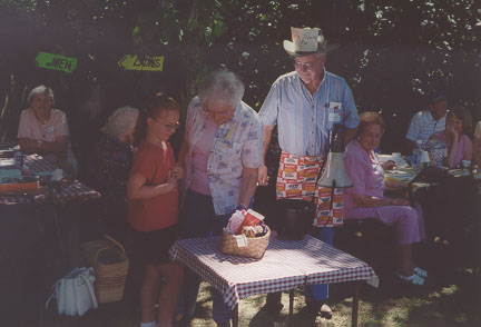 Image of Ginny and Bob Jackson
running the raffle, Sunday, August 6, 2000
